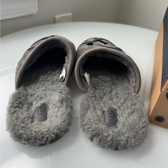 UGG Scuff Logo Slippers | Men’s 13 | Grey/Navy Blue | Suede & Sheepskin Insole - Picture 9 of 16
